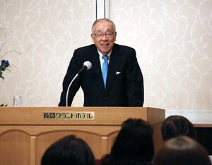 県商工会議所女性会連合会の研修会で講演する弁護士の山浦善樹さん=長岡市東坂之上町1
