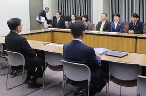 環境省に水俣病の新たな救済制度を求める超党派議連のメンバー＝２８日、環境省