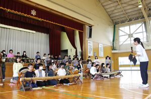 「阿賀満にじいろまつり」に向けて太鼓の練習に励む阿賀小6年生=新潟市秋葉区新津東町2