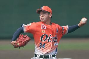 3回無失点と好救援した、2番手伊禮海斗=長岡市悠久山(長岡支社・芳本卓也)