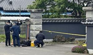 　強盗殺人事件があった女性の住宅前に集まった捜査関係者＝１５日、栃木県上三川町