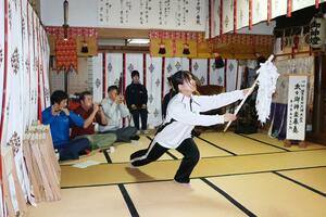 倭舞を舞う仲丸萱さんと、三管を演奏する「若宮八幡宮雅楽振興会」のメンバー=魚沼市田中