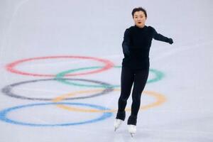 　公式練習で調整する坂本花織＝ミラノ（共同）