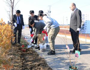卒業を前に4年生が寄贈したサルスベリの苗木の植樹=三条市上須頃
