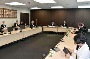 女性市議のSNSでのアウティングを問題視し、甲府市議会で開催された政治倫理審査会=8日午前
