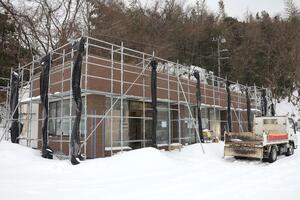 28日のオープンに向け、外装工事が行われているコンビニエンスストア=出雲崎町川西