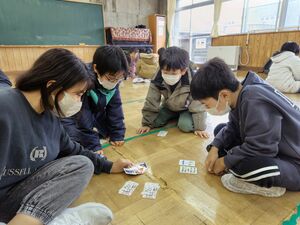 カードゲームで交流する子どもたち=新発田市稲荷岡
