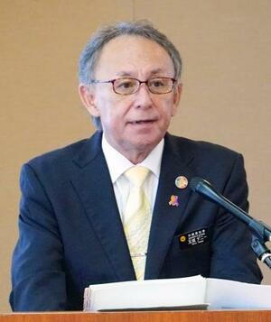 　沖縄県の米ワシントン事務所閉鎖に関する報告書を公表し、記者会見で説明する玉城デニー知事＝１４日午前、沖縄県庁