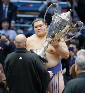 大相撲春場所の優勝決定戦を制し、賜杯を受け取る大の里。大関昇進後初となる3度目の優勝を果たした=3月23日、大阪市浪速区のエディオンアリーナ大阪