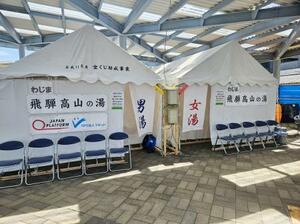 　能登半島地震の被災地に川上哲也さんらが設営した仮設風呂＝２０２４年５月、石川県輪島市（川上さん提供）