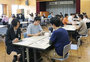 就農希望者と農業法人が参加した「新規就農・就業マッチングフェア」=6月7日、新潟市西蒲区巻甲