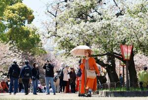 　大阪市北区の造幣局で開かれた「特別観桜会」で、桜を楽しむ人たち＝８日午前