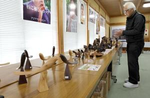 ミャンマーの材料を使った木工品やショールなどが並ぶ「ミャンマー展」=新潟市江南区沢海2
