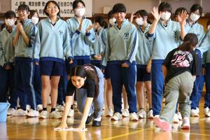 雑巾がけを体験するミリラニ中学の生徒=長岡市南町2の南中学校