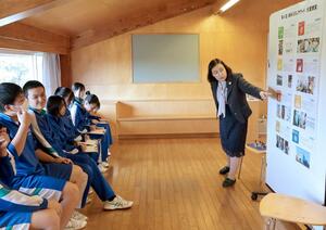 町内外で活躍する講師を迎え、聖籠中の生徒が持続可能な町づくりについて考えたワークショップ=聖籠町蓮潟