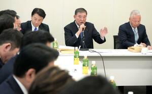 　日本・ＵＡＥ友好議員連盟総会であいさつする石破前首相（右から２人目）＝２４日午後、国会