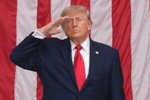 25日、米バージニア州アーリントン国立墓地で敬礼するトランプ大統領(AP=共同)