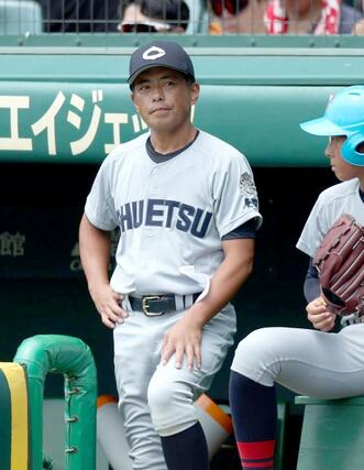 中越－関東第一　戦況を見守る中越の本田仁哉監督＝甲子園