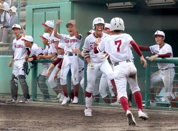 新潟産大付－村上桜ケ丘　七回、生還した走者を笑顔で迎える村上桜ケ丘の選手たち＝新発田市五十公野