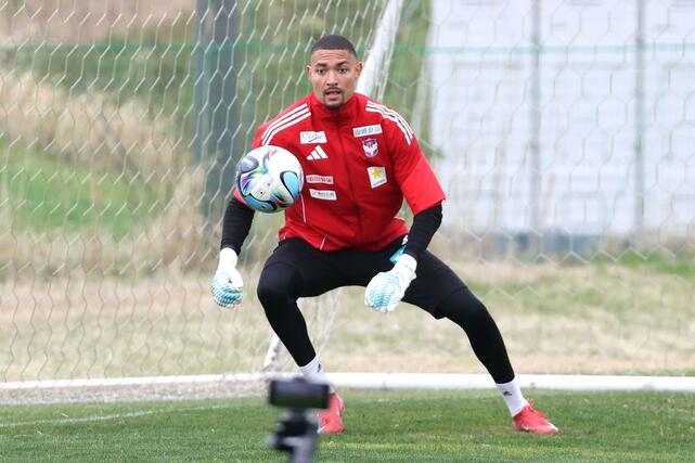 前日練習に汗を流すＧＫバウマン。高知との再戦で、昨季まで同僚のＧＫ猪瀬と再び顔を合わせるか＝聖籠町