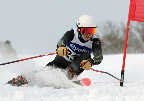 男子大回転　冷静な滑りで優勝した加藤山登（上教大付）＝妙高市（写真映像部・伊藤駿平）