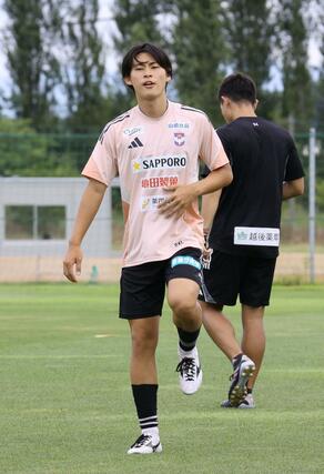 天皇杯３回戦東洋大戦に向けて、調整するＪ１アルビレックス新潟のＦＷ笠井佳祐＝７月１５日午前、聖籠町東港５の新潟聖籠スポーツセンターアルビレッジ