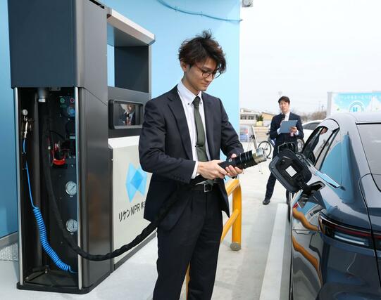 水素ステーションの開所式で行われた水素充てんのデモンストレーション＝２５日、柏崎市柳田町