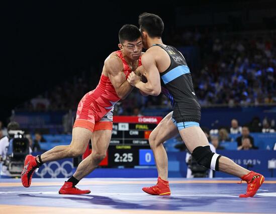 男子グレコローマン６０キロ級決勝　中国選手（右）と対戦する文田健一郎＝パリ（共同）