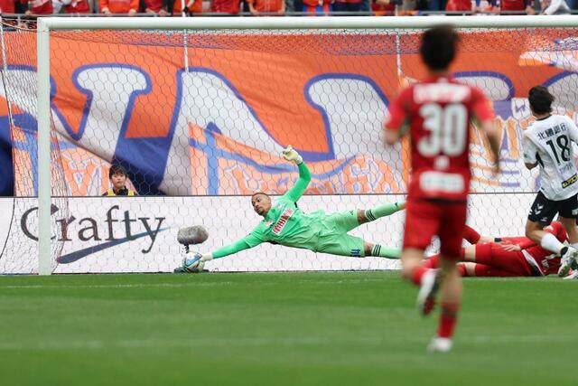 前半、シュートを片手一本でセーブするGKバウマン=ビッグスワン
