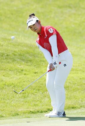 女子　最終ラウンド、７番でアプローチショットを放つ山下美夢有＝パリ郊外（共同）