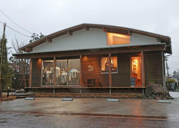 「ＴＥＲＲＡ」の店構え。外から醸造作業を見ることができる＝上越市寺町３