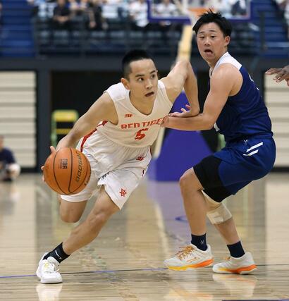 開志国際－日本航空　第３クオーター、ドライブを仕掛ける開志国際の平良宗龍＝福岡市