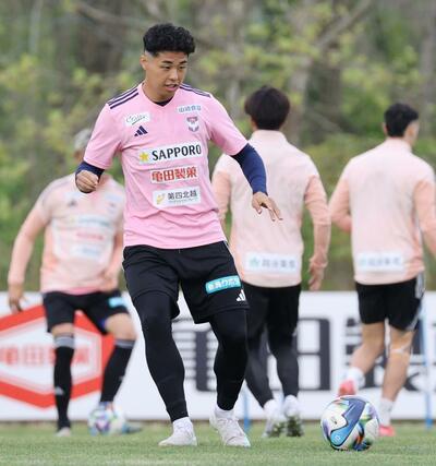 前日練習に臨むＭＦ大西悠介＝聖籠町