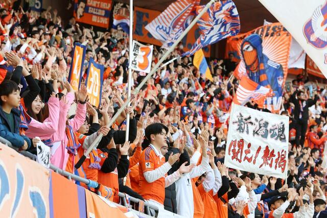 試合前、選手を鼓舞する新潟サポーター＝ビッグスワン