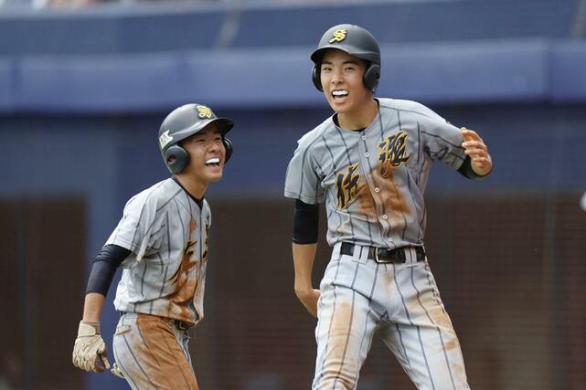 中越－佐渡　５回佐渡２死一、二塁、山本空の適時打で生還し、喜ぶ渡辺健太（左）と大地立夢（右）＝エコスタ