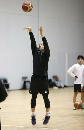 八王子戦に向け、練習する長谷川智伸＝長岡市