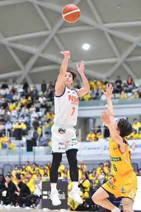 香川－新潟　シュートする 五十嵐圭＝高松市（新潟アルビレックスＢＢ提供）