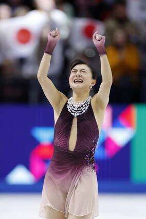 女子フリーの演技を終え、ガッツポーズする坂本花織＝プラハ（共同）