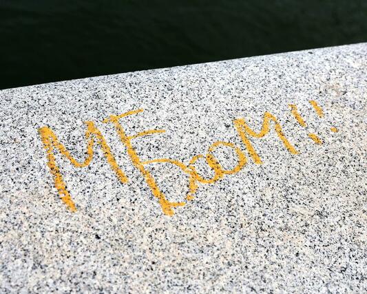 萬代橋で見つかった落書き。橋の欄干に黄色の塗料で書かれていた