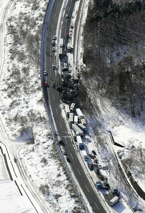 関越自動車道下り線で発生した多重事故の現場＝２７日午前１０時ごろ、群馬県みなかみ町（共同通信社ヘリから）