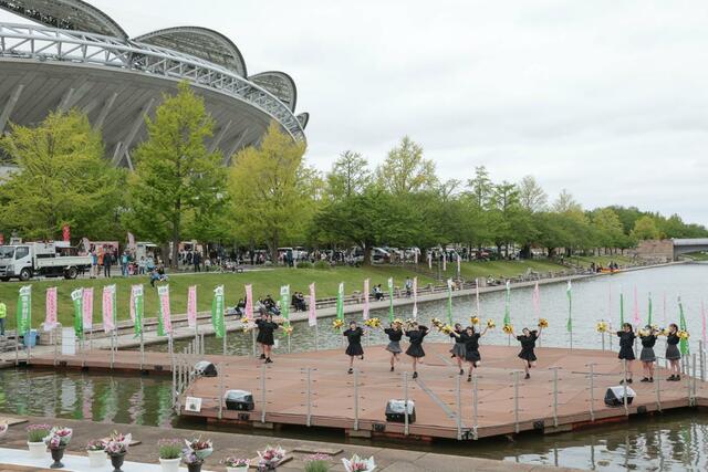 水上ステージで軽やかにダンスを踊る高校生＝新潟市中央区