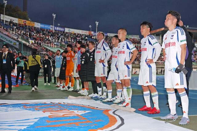 湘南－新潟　試合後、サポーターにあいさつする新潟の選手たち＝レモンガススタジアム平塚