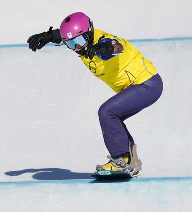 女子スノーボードクロス１回戦　滑走する吉田蓮生＝リビーニョ（共同）