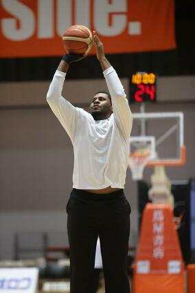 ２位の香川との対戦に向け、シュート練習に打ち込むマック＝長岡市