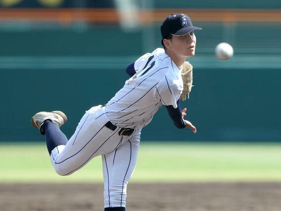5回裏 二番手、田中拓朗投手=甲子園
