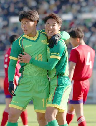 後半、自身2ゴール目を決めて4-0とし、笑顔のMF和食陽向(右)=29日