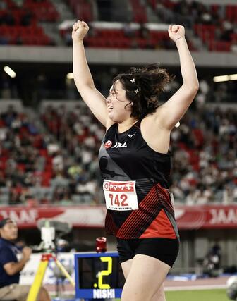 女子やり投げ 5投目を終え、ガッツポーズする北口榛花=パロマ瑞穂スタジアム