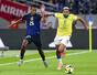ブラジル戦で競り合う望月(左)=2025年10月、味の素スタジアム