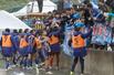 延長戦を制し応援席に駆け寄る開志学園JSCの選手ら