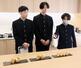 共同開発したオリジナル稲荷について説明する三条商業高校の生徒＝三条市一ノ門１の遊亀楼魚兵